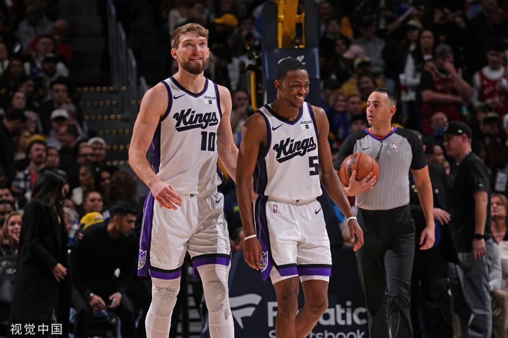 交媒体的背 交媒体的背